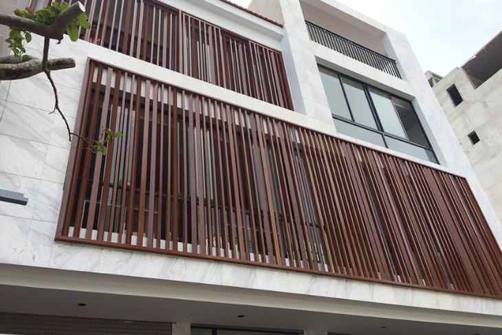 Lam chắn nắng mặt tiền bằng vật liệu nhôm có mức giá dao động từ 60,000 - 1,450,000 VNĐ/m2