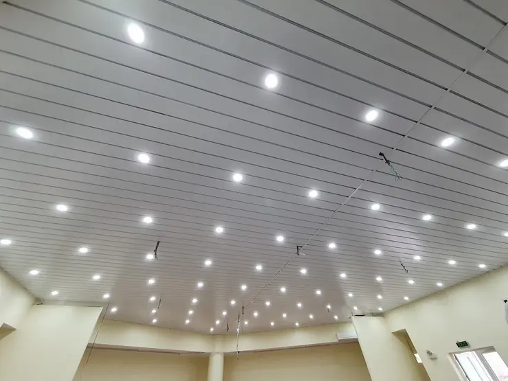 Trần nhôm kết hợp với đèn chiếu sáng tạo điểm nhấn cho không gian