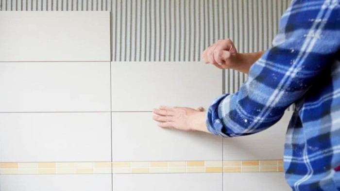 Thi công gạch ốp tường khá phức tạp, chi phí cao