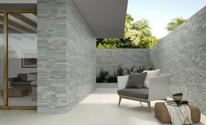 Gạch trang trí ốp ngoài trời thường có bề mặt trang trí đẹp mắt, có khả năng chịu được các yếu tố môi trường khắc nghiệt như mưa, nắng, và độ ẩm cao