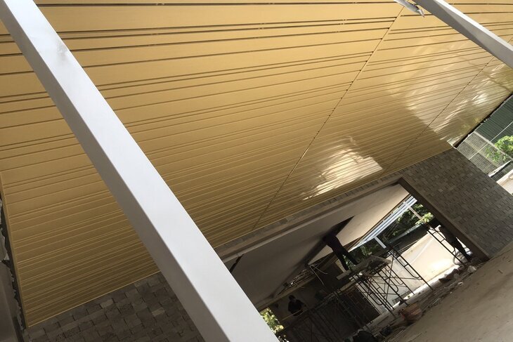 Lắp các thanh nhôm lên khung xương đã được cố định chắc chắn
