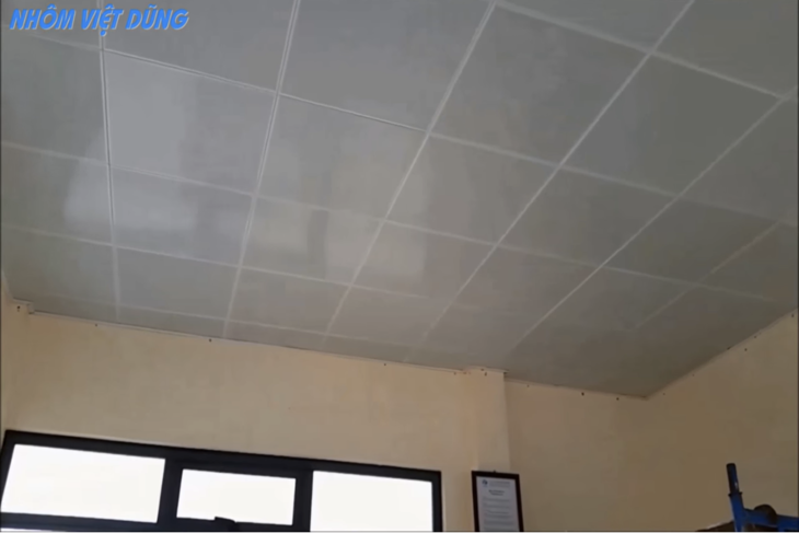 Vệ sinh và chỉnh sửa một số điểm của trần để có bề mặt hoàn thiện cuối cùng phẳng đẹp và sạch sẽ
