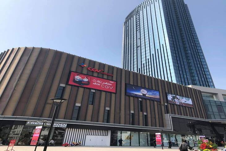 Trần nhôm aluminium màu gỗ được dùng cho phần trước trung tâm thương mại tạo lên nét kiến trúc đặc biệt