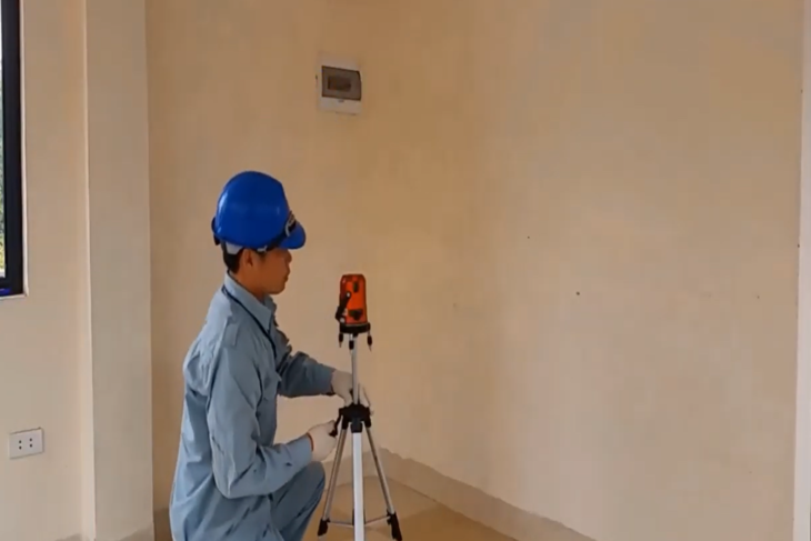 Xác định cao độ của trần bằng máy bắn laze