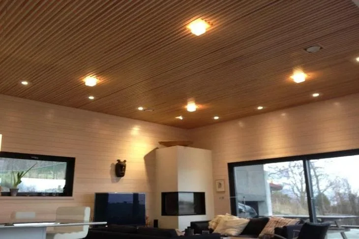 Trần nhôm giả gỗ được xử lý khéo léo, tự nhiên