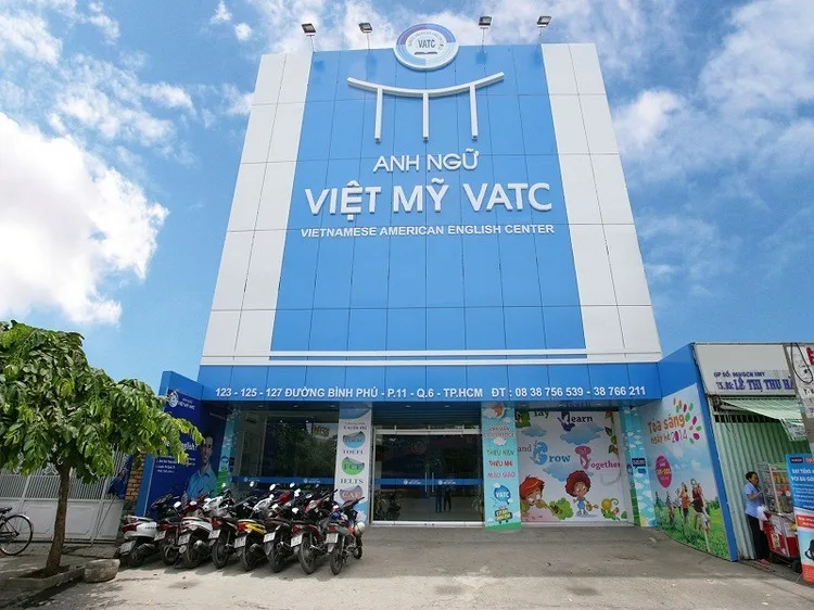 Tấm nhôm ốp mặt tiền với sắc xanh độc đáo, ấn tượng giúp tăng độ nhận diện cho thương hiệu. 