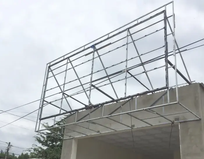 Khung xương thường được làm bằng sắt hộp mạ kẽm, hàn chắc chắn theo kích thước đã đo đạc. Kỹ thuật đan khung xương thường theo khổ alu (1.2m x 1.2m hoặc 0.6m x 1.2m)