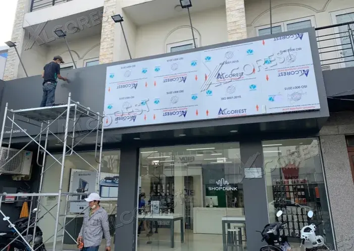 Gắn chữ nổi, lắp đặt hệ thống đèn led (nếu có) và kiểm tra toàn bộ bảng hiệu, đảm bảo độ chắc chắn, an toàn và thẩm mỹ