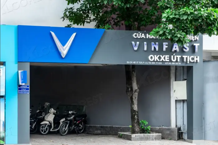 Cần lựa chọn màu sắc chữ có tính tương phản với nền alu để làm nổi bật biển hiệu