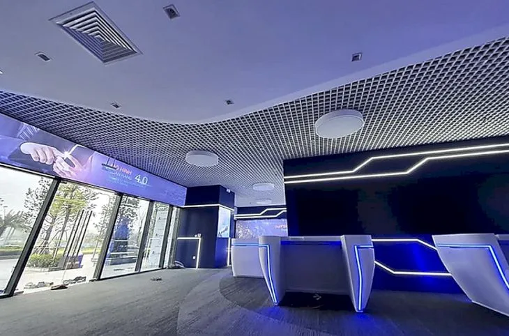Trần caro vuông trong xây dựng showroom