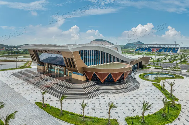 Trung tâm hội nghị Việt Yên Bắc Ninh mang phong thái riêng biệt với phần mái uốn cong mềm mại và mặt đứng sang trọng được tạo hình từ hơn 2,800m2 tấm ốp Alcorest