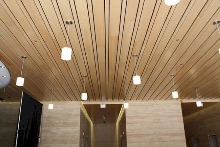Trần nhôm giả gỗ B Multi-Shaped khi kết hợp với hệ thống đèn tạo nên điểm nhấn hoa mỹ cho không gian kiến trúc