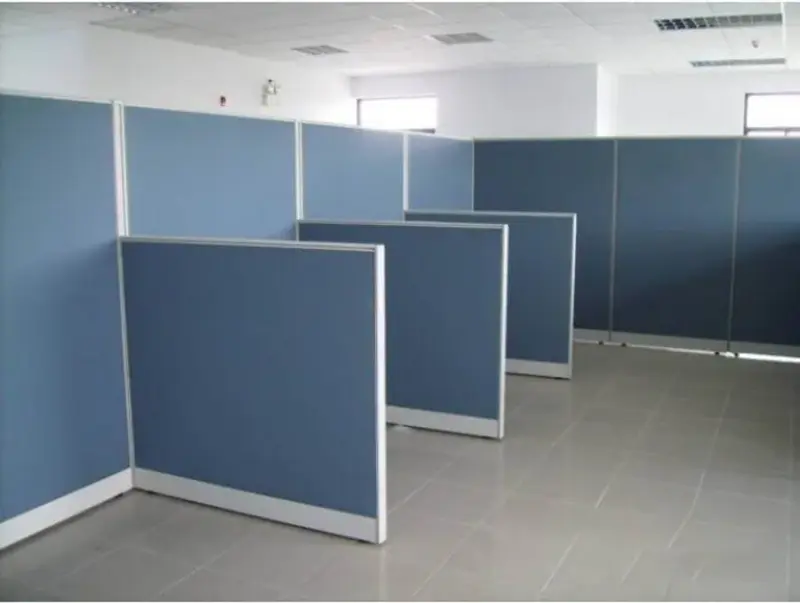 Vách ngăn được lắp đặt từ tấm alu, tạo không gian hiện đại và tiện nghi