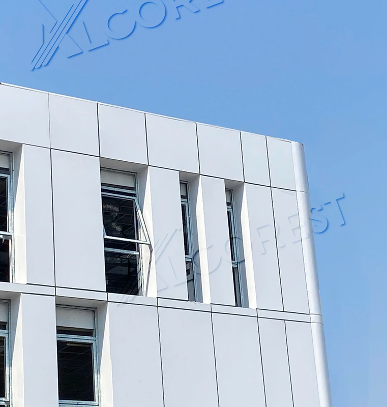 Bên cạnh khả năng chống cháy, vật liệu còn giúp giảm sinh khói độc trong trường hợp hoả hoạn