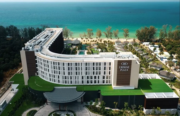 Tấm alu nhôm xước vàng Alcorest được khách sạn Crowne Plaza Phú Quốc sử dụng làm biển hiệu bên ngoài toà nhà.