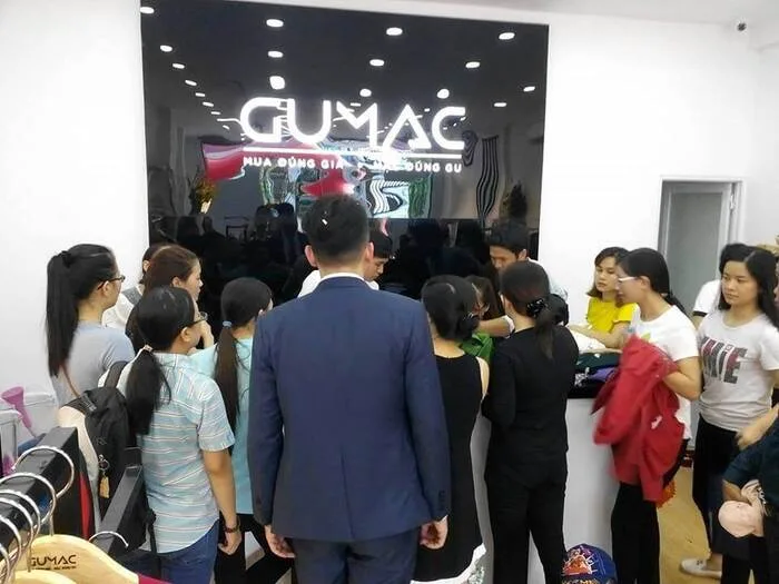 Thương hiệu Gumac và backdrop sử dụng tấm alu gương đen trang trí cửa hàng